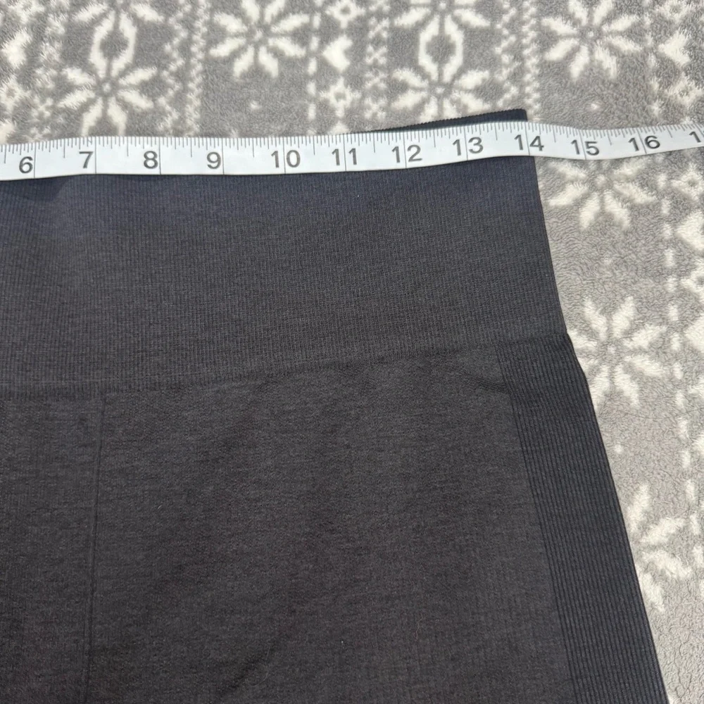 Lululemon Seamlessly Street Crop Heathered Black‎ Size 8 Activewear Yoga Active